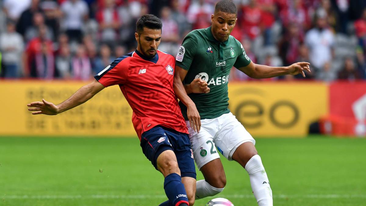 Zeki Celik (a la izquierda), durante el último Lille-Sain Etienne. Al turco lo sigue el Atlético.