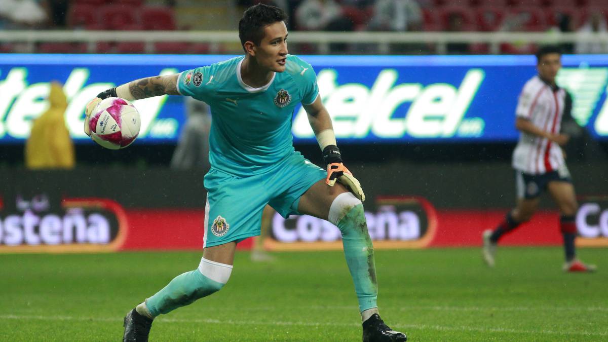 El guardameta mexicano de Chivas Guadalajara, Raúl Gudiño, durante un partido.
