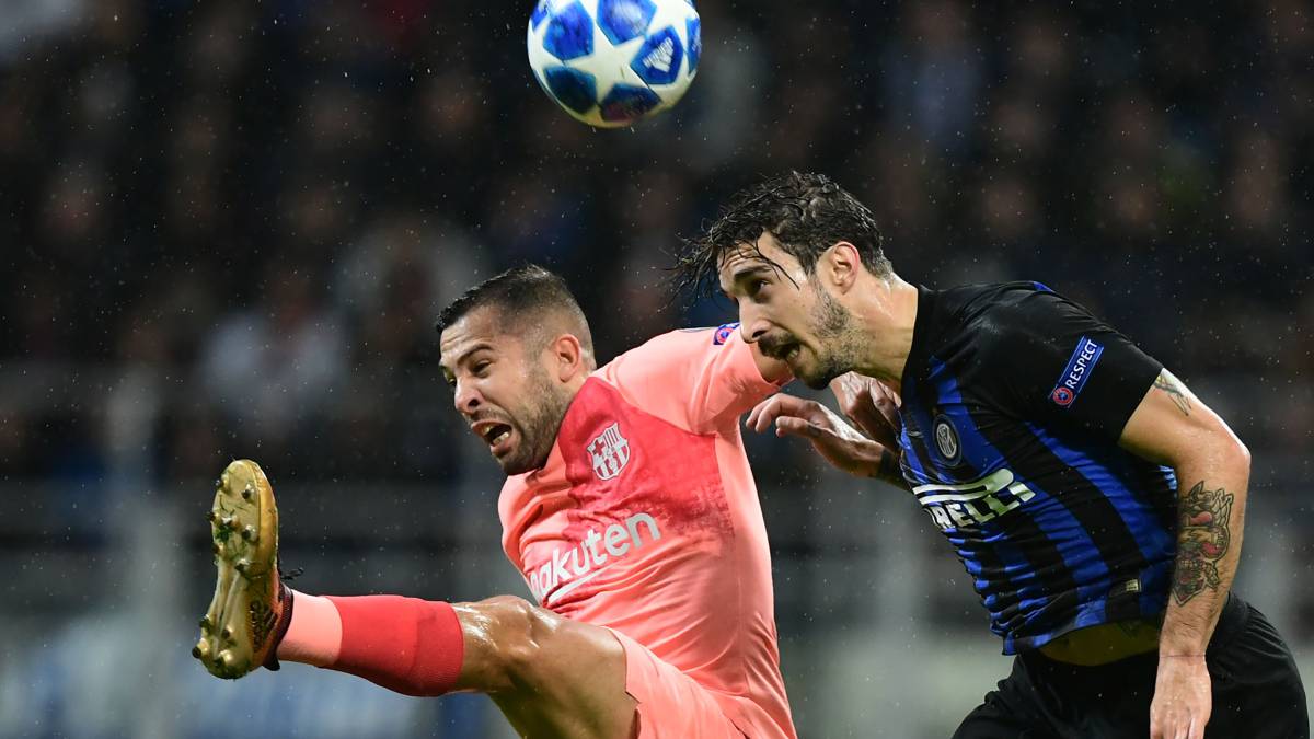 Vrsaljko pelea con Jordi Alba por un balón durante el partido en Milán contra el Barcelona.