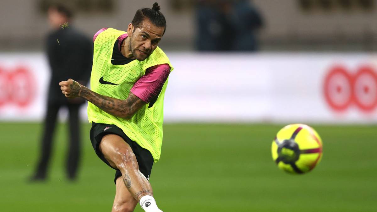 El futbolista brasileño del PSG, Dani Alves, durante un entrenamiento.