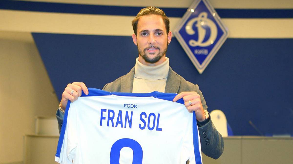 Fran Sol posa con la camiseta del Dinamo de Kiev.