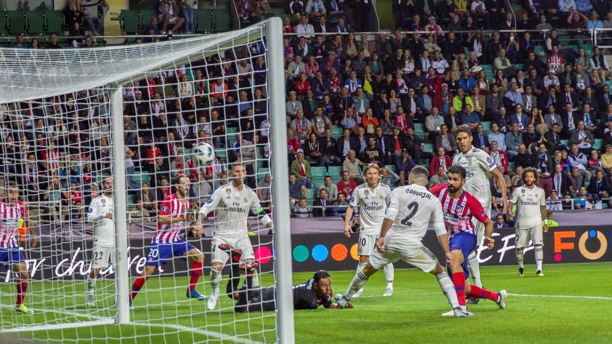 La temporada comenzó con la Supercopa de Europa, donde el Atlético ganó 2-4 al Real Madrid, con Diego Costa en plan goleador, pues hizo dos tantos.