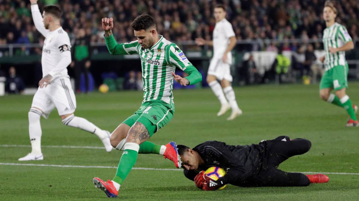 El delantero paraguayo del Betis Tonny Sanabria está cerca de marcharse cedido al Genoa italianopor un año y medio en sustitución de Piatek, que va al Milán