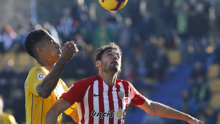 Iván Martos, del Almería, en un partido contra el Alcorcón