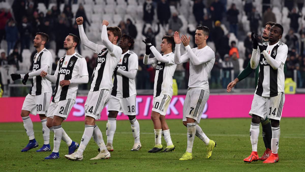 Los jugadores de la Juventus celebran la victoria ante el Chievo.