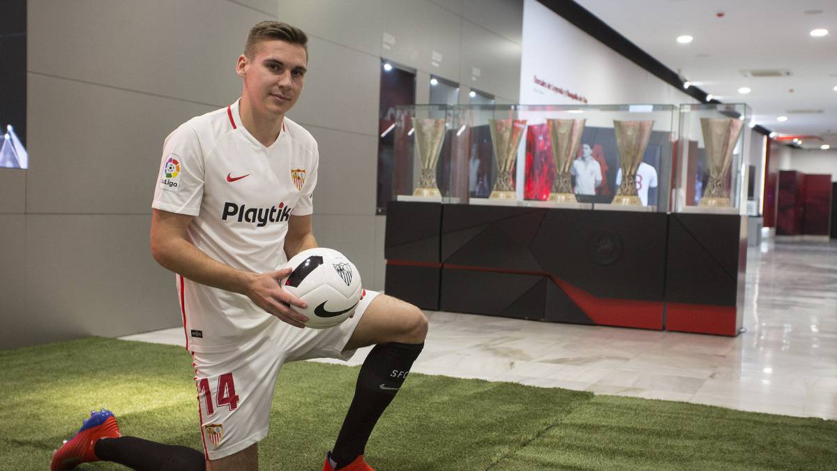 Wöber, en su presentación con el Sevilla. Podría jugar contra el Barcelona.