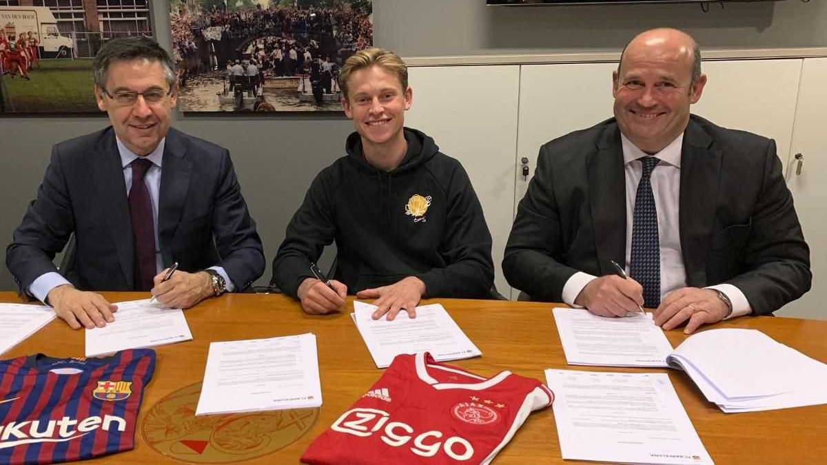 Barcelona sign Frenkie de Jong