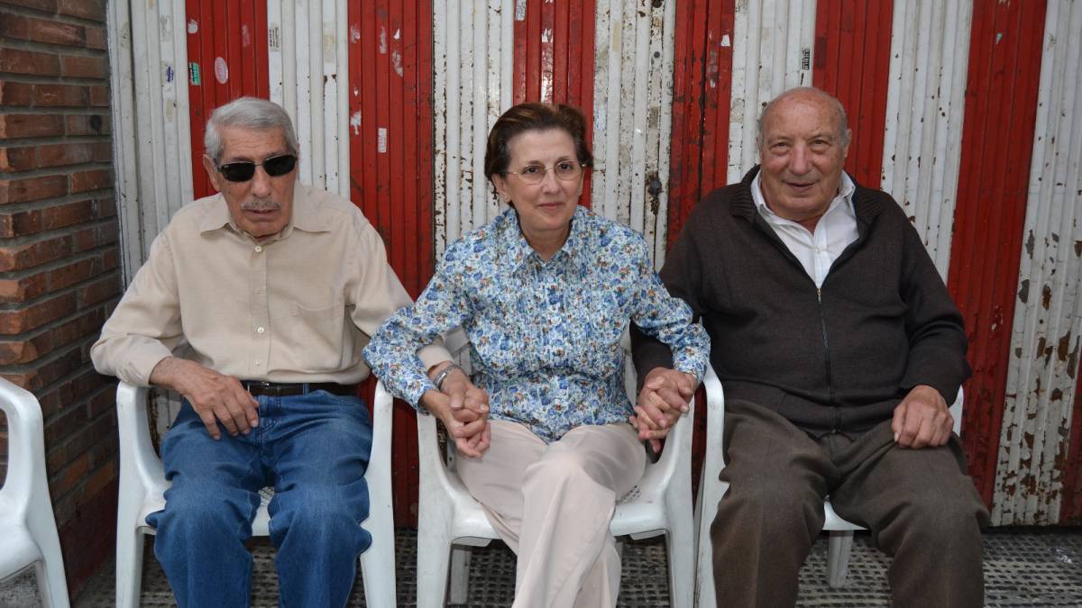 Rafael Sanjuán, su hija Toñi y su hermano Nicolás, junto a la casa donde se fundó el Rayo.