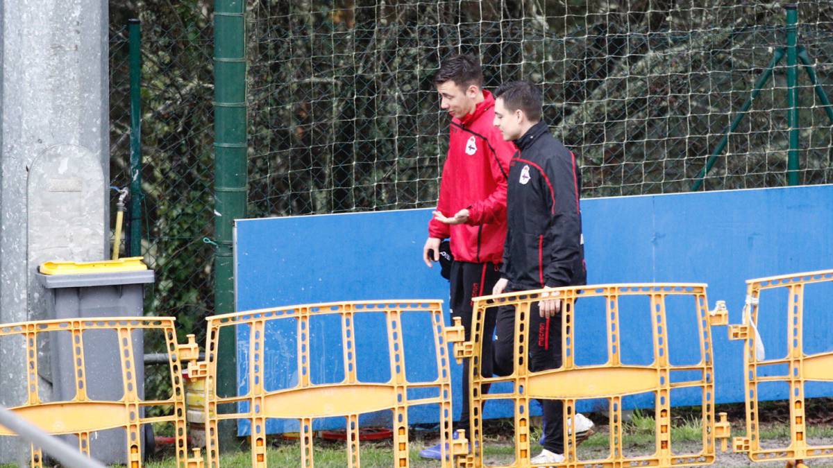 Saúl se retira del entrenamiento del Deportivo con molestias musculares