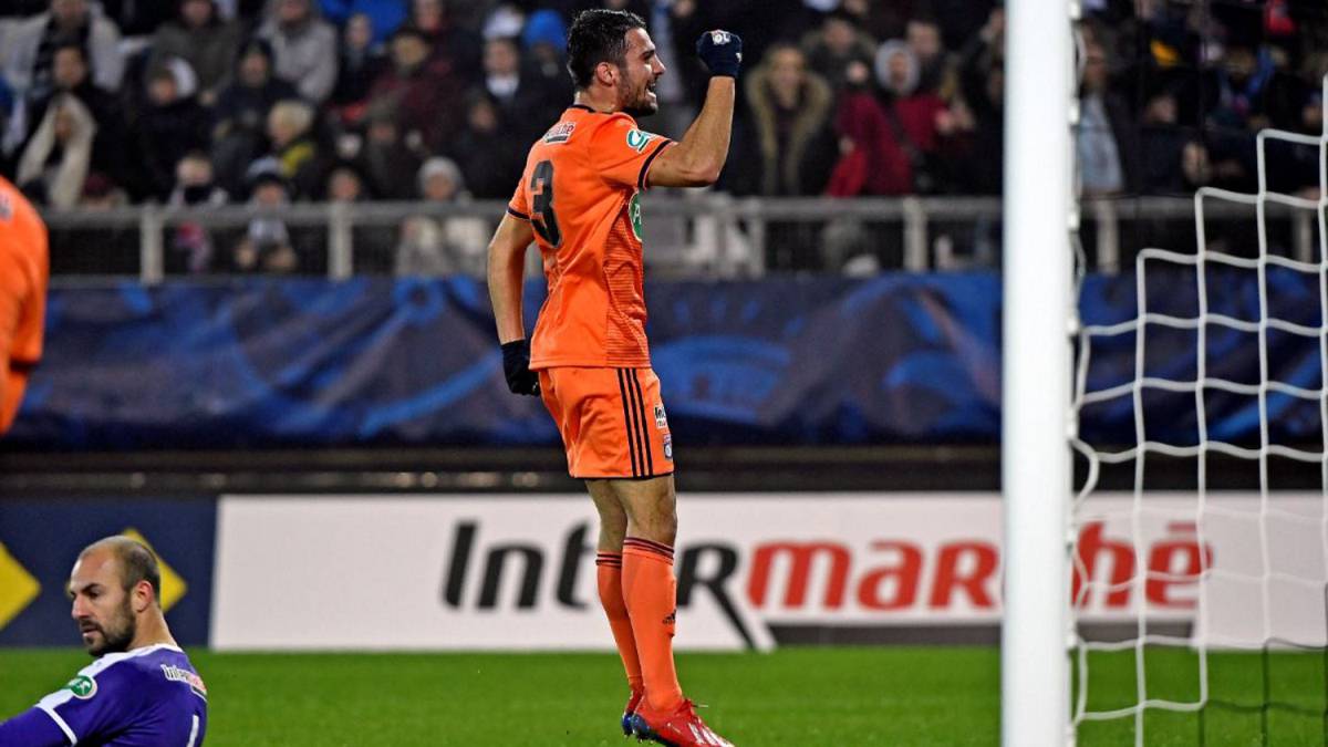 Los jugadores del Lyon celebran un gol