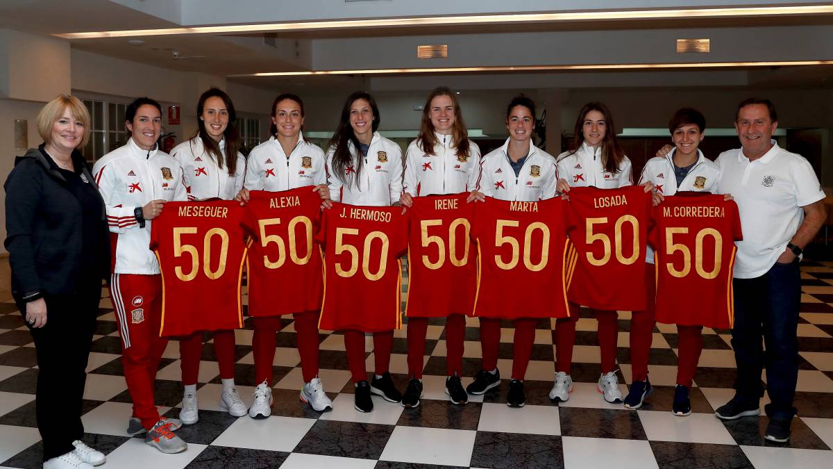 Silvia Meseguer, Virginia Torrecilla, Alexis Putellas, Jenni Hermoso, Irene Paredes, Marta Torrejón, Vicky Losada y Marta Corredera (de izquierda a derecha en la imagen) posan con la camiseta de 50 partidos que les regaló la Federación.