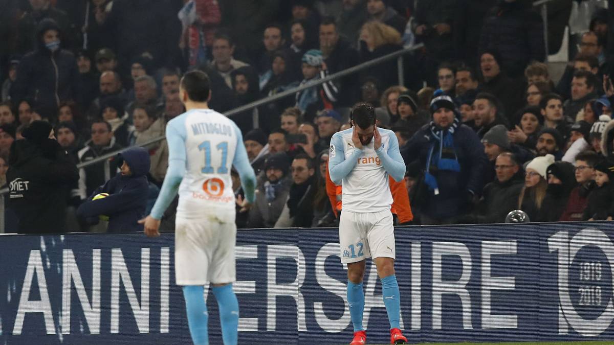 Pépé, con un doblete, decidió un partido marcado por los ultras