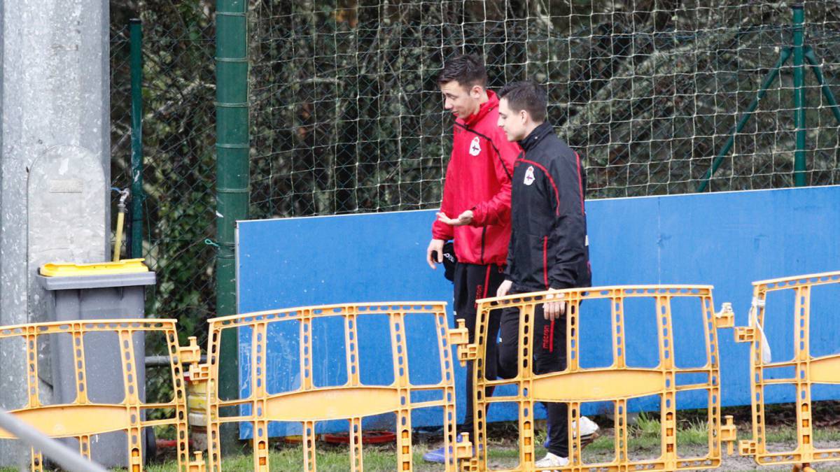 Saúl se retira del entrenamiento del Deportivo con molestias musculares