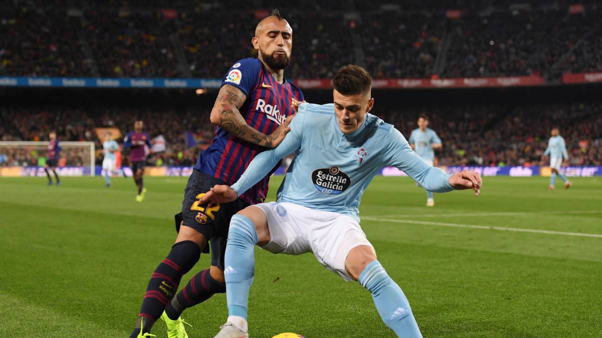 El eslovaco Robert Mazan protege el balón ante Arturo Vidal, futbolista chileno del Barcelona.