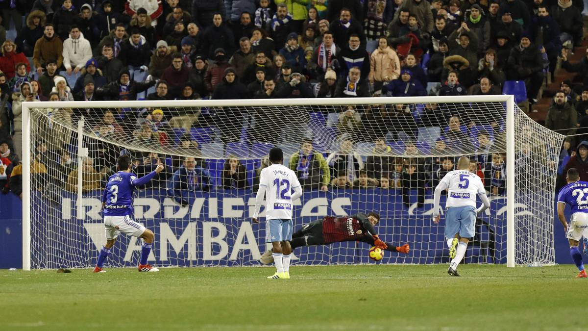 Parada de Cristian Álvarez en un penalti contra el Real Oviedo.