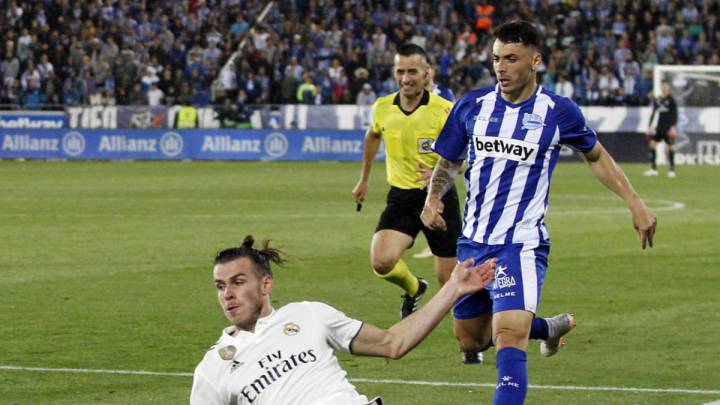 Ximo Navarro pugna por un balón ante Gareth Bale.