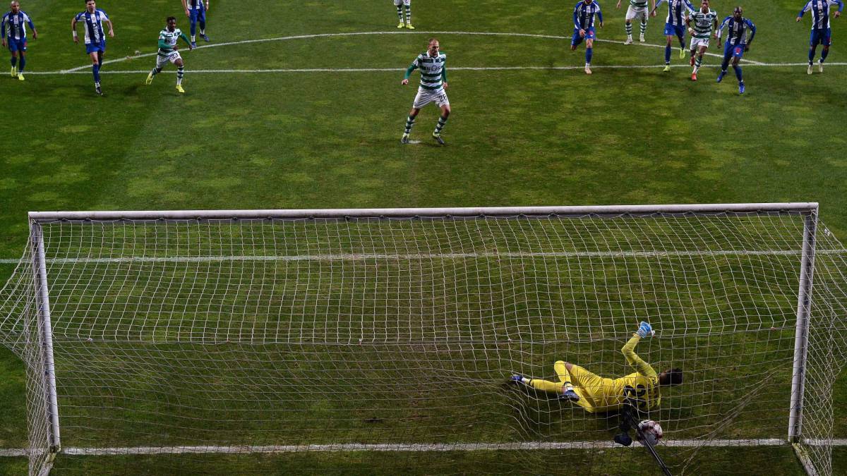 Bas Dost marca el penalti que el VAR concedió al Sporting de Portugal para forzar la tanda de penaltis que a la postre le dio el título de la Copa de la Liga.