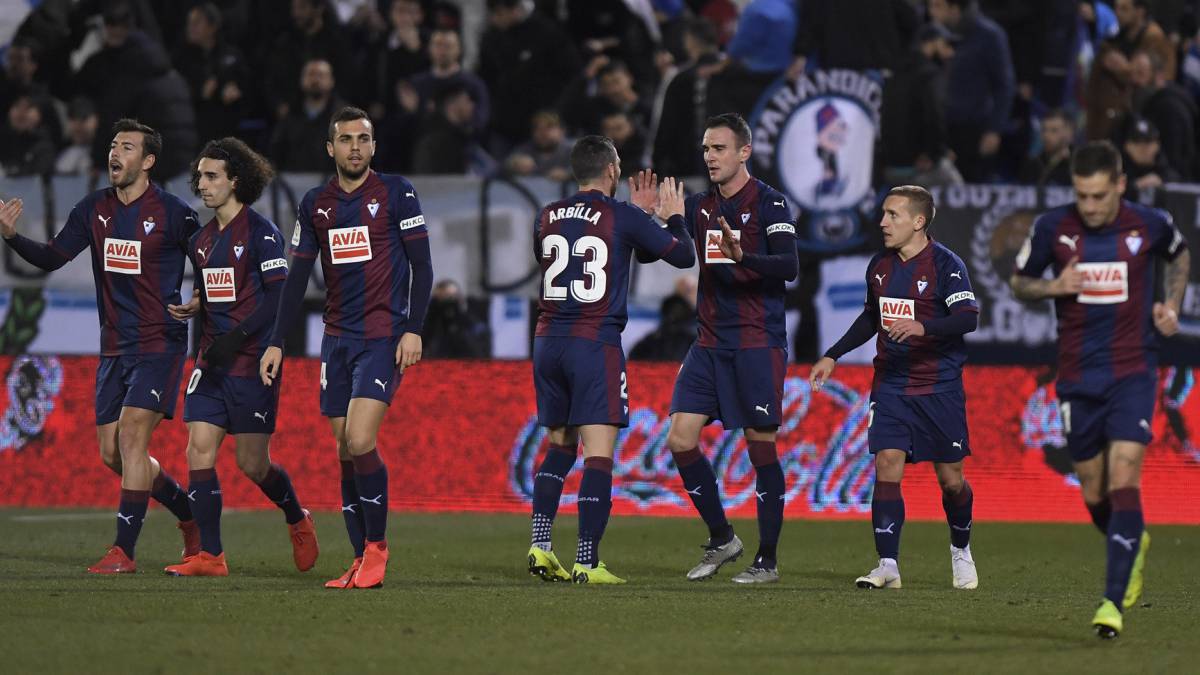 Los jugadores del Eibar celebran un gol en Leganés.