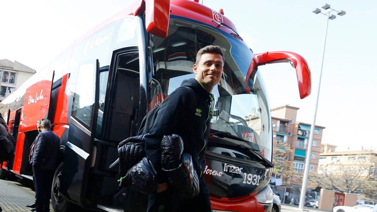 Alberto Martín, jugador del Granada, llegando al Estadio.