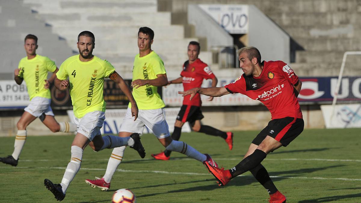 El delantero Carlos Castro llega a Elche para concretar su cesión
