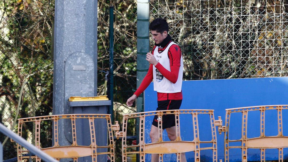 Carlos Fernández se retira del entrenamiento del Deportivo