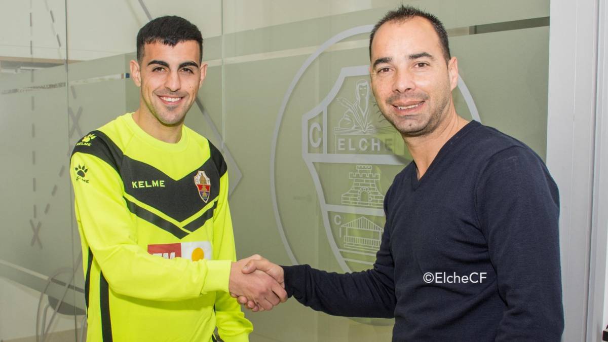 El Elche hace oficial la cesión del delantero Carlos Castro