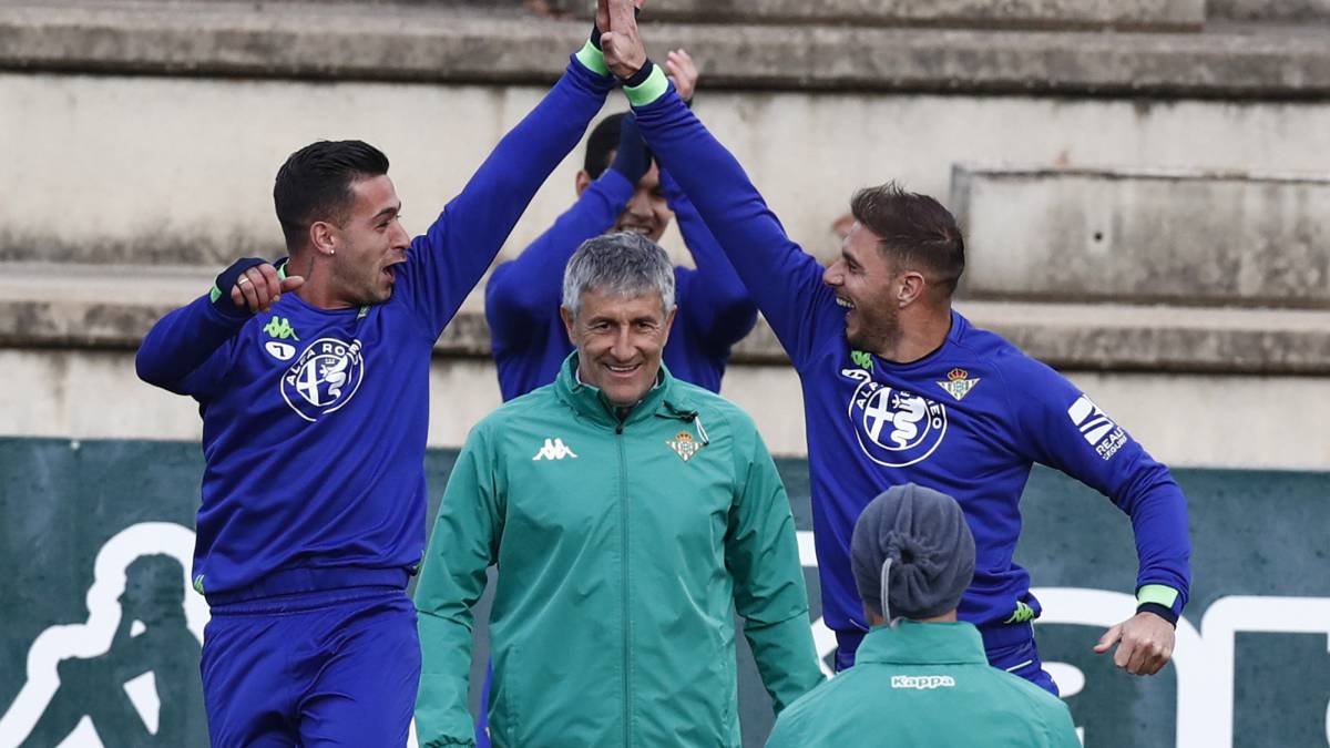 Sergio León y Joaquín, junto a Setién, en el último entrenamiento del Betis.