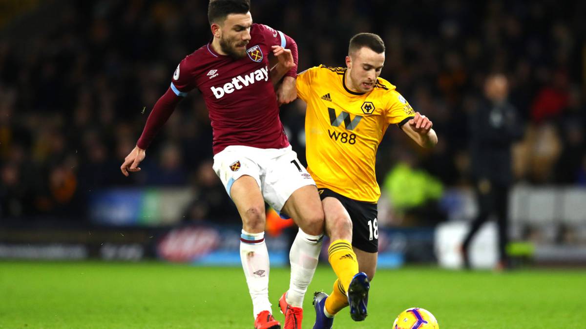 Jota protege el balón ante Snodgrass durante el Wolverhampton-West Ham.