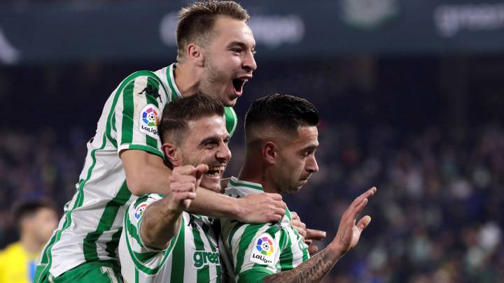 El Betis quiere reforzar su ataque con un delantero y el último día de mercado tiene varias opciones: Lucas Pérez, Islam Slimani o que se quede Sergio León.