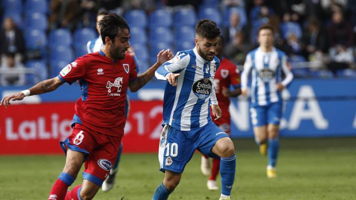 Carles Gil en un partido entre Deportivo y Numancia