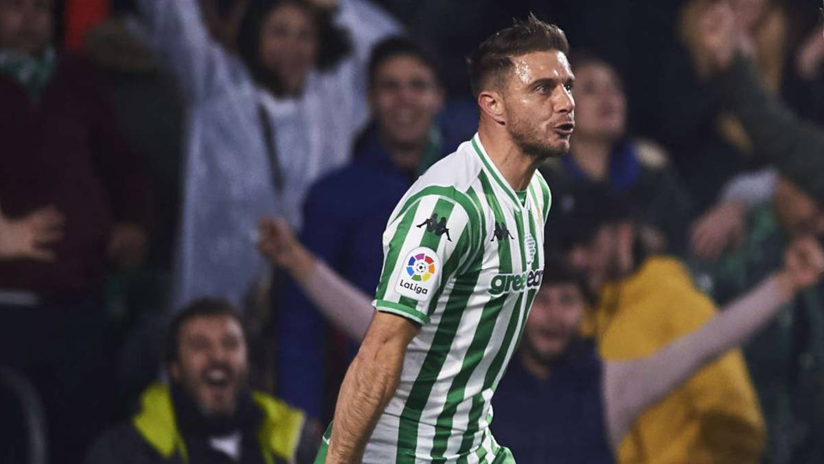 Joaquín celebra con Lo Celso el gol del empate del Betis contra el Espanyol.