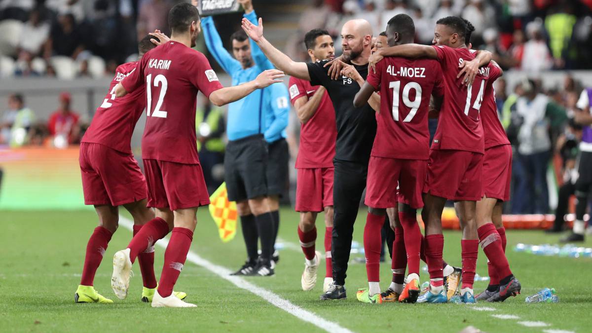 Hamid Ismaeil celebra un gol de Qatar con sus compañeros y su seleccionador Felix Sánchez.