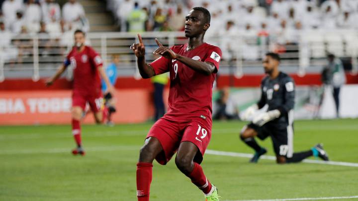 Almoez Ali, uno de los futbolistas de Qatar señalados por Emiratos Árabes, celebra un gol en la semifinal.