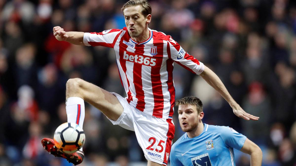 Peter Crouch, con 38 años, regresa a la Premier League