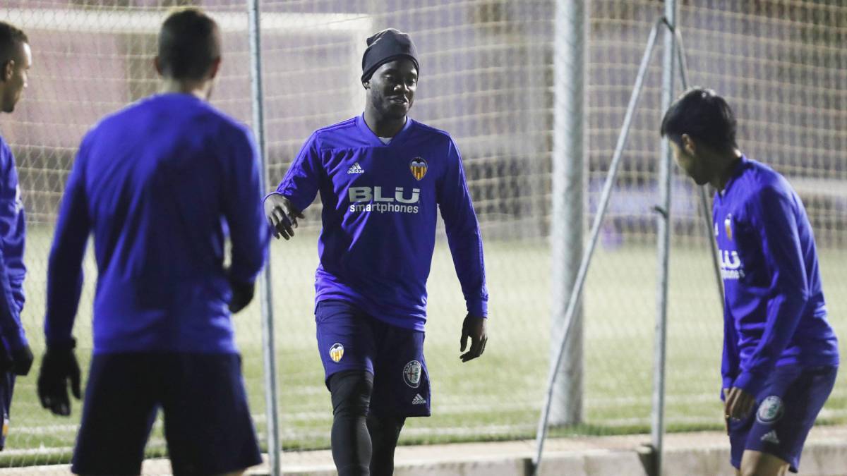 El Betis hace un intento final por el belga Michy Batshuayi para su ataque. Habría acuerdo con el Chelsea. Lucas Pérez, Slimani, Janssen, Sergio León...