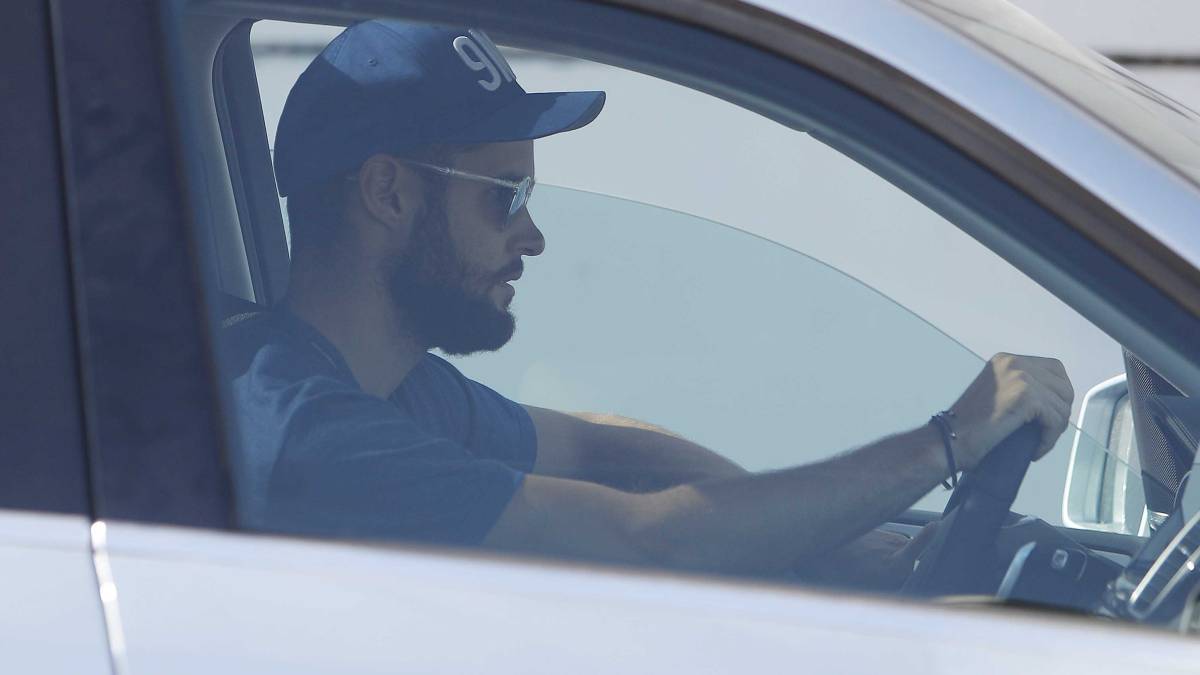 Mario Suárez, en su coche.