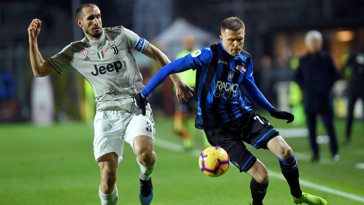 Chiellini le intenta arrebatar el balón a Ilicic durante el partido del miércoles en Bérgamo.