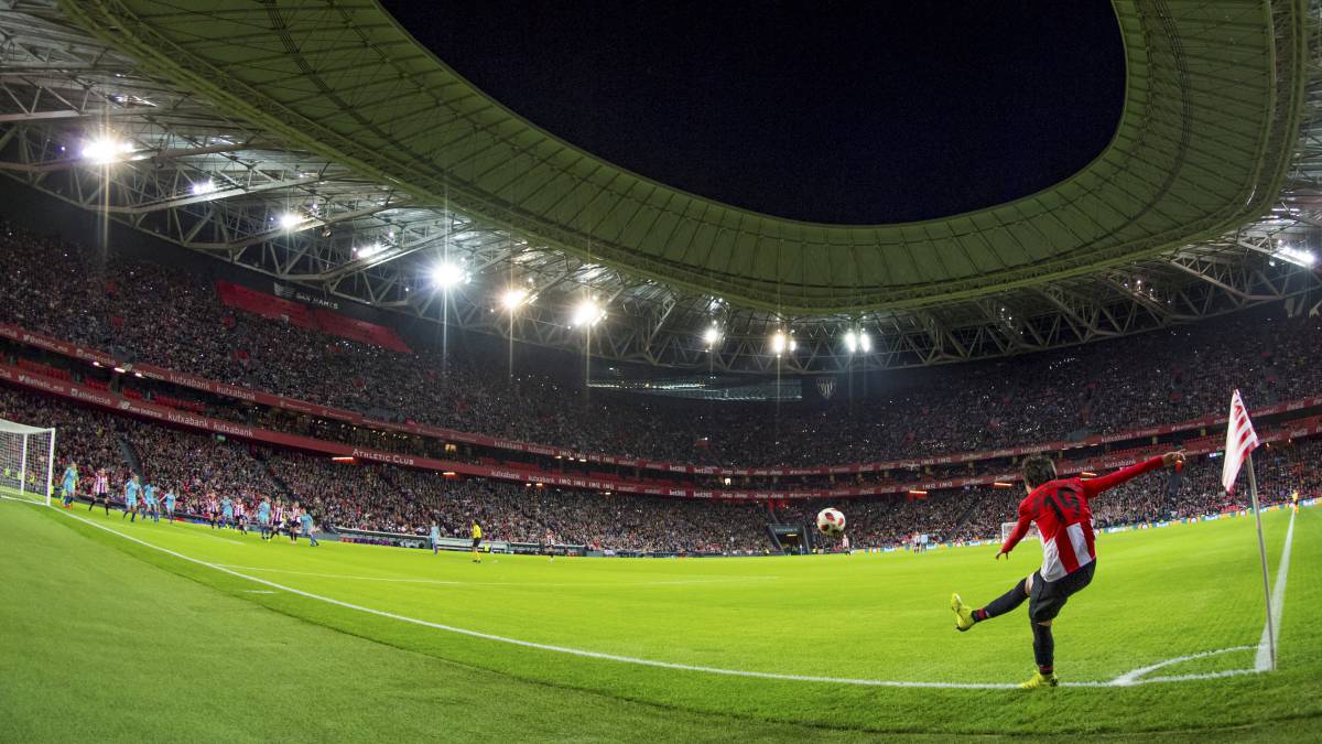 La veterana leona Erika Vázquez saca un córner en el partido del pasado miércoles ante un San Mamés prácticamente abarrotado.