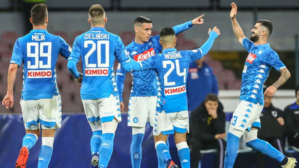 Los jugadores del Nápoles celebran un gol