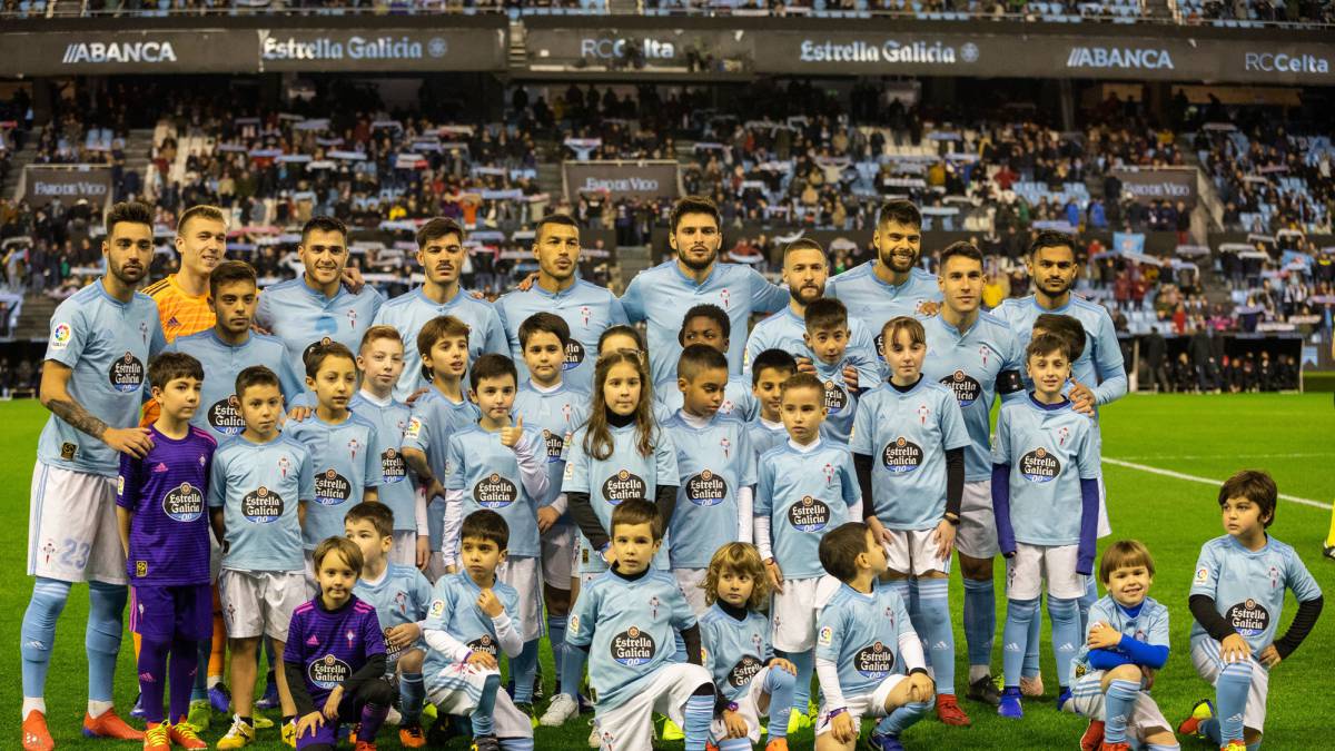 El once titular del Celta posa con niños vestidos con la camiseta del equipo antes del inicio del partido contra el Sevilla.