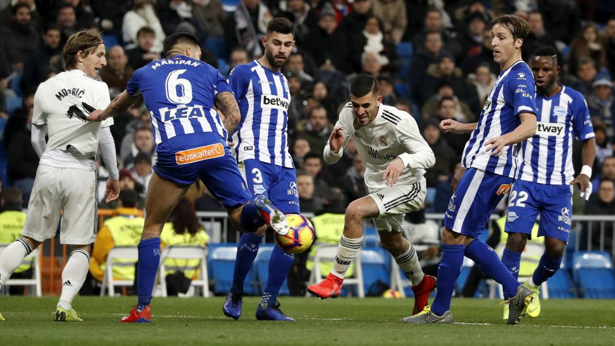 Jugadores del Alavés y Madrid durante un partido.