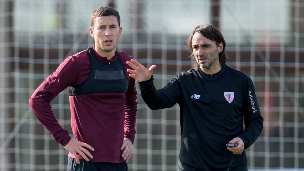 De Marcos volverá al lateral ante el Barça