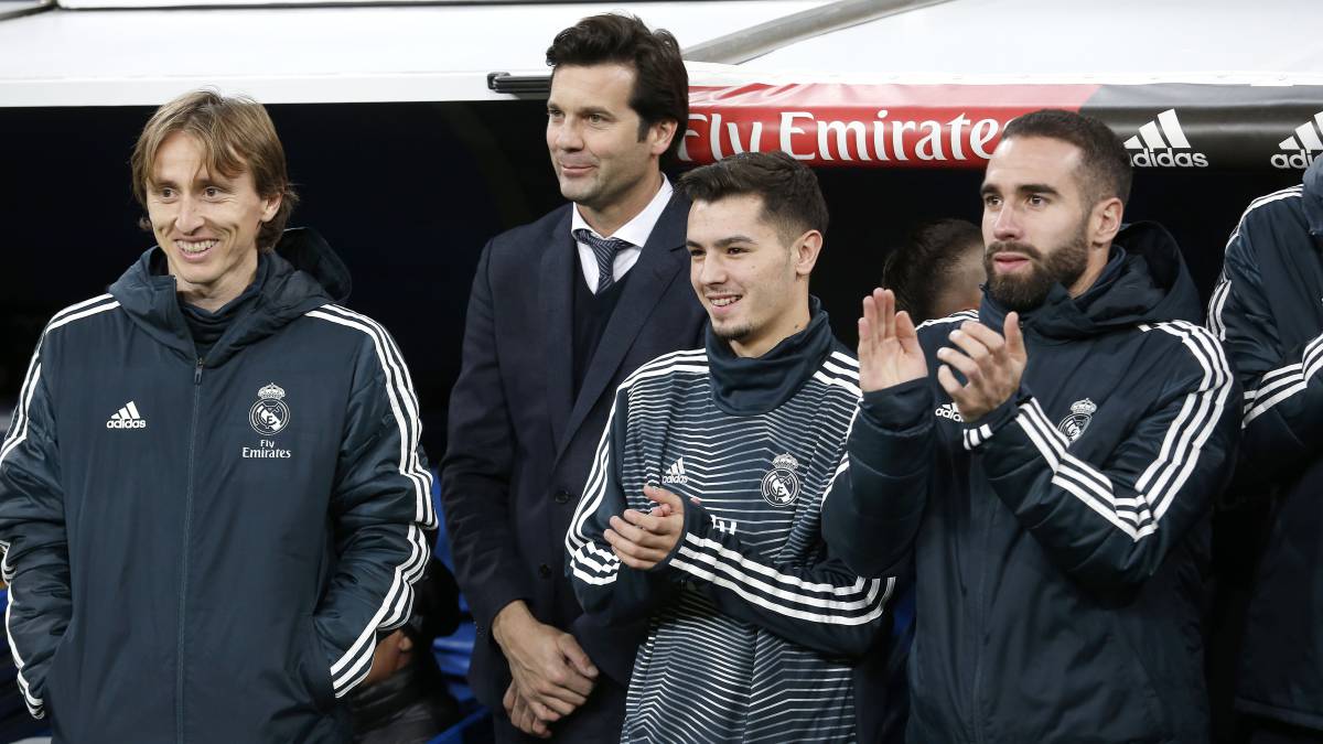 Carvajal, con Brahim, Solari y Modric.