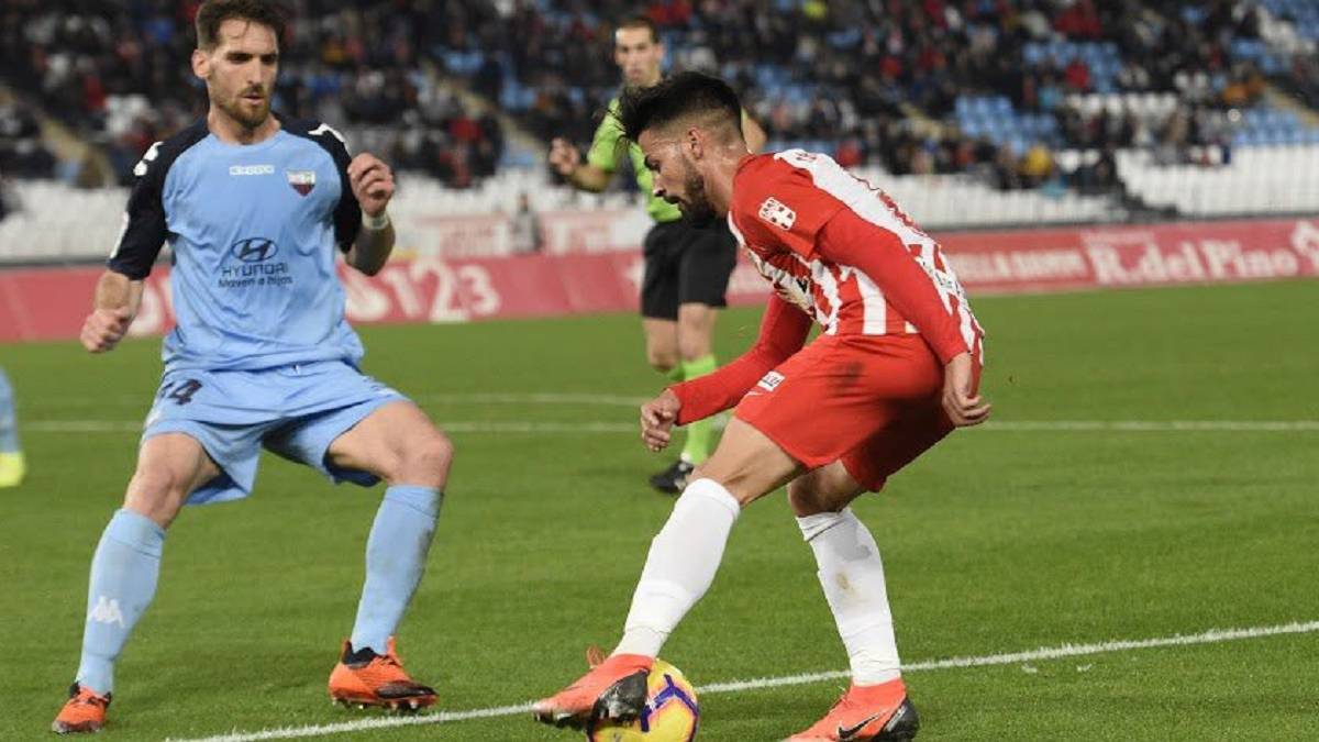 Chema controla un balón durante un partido con el Almería.