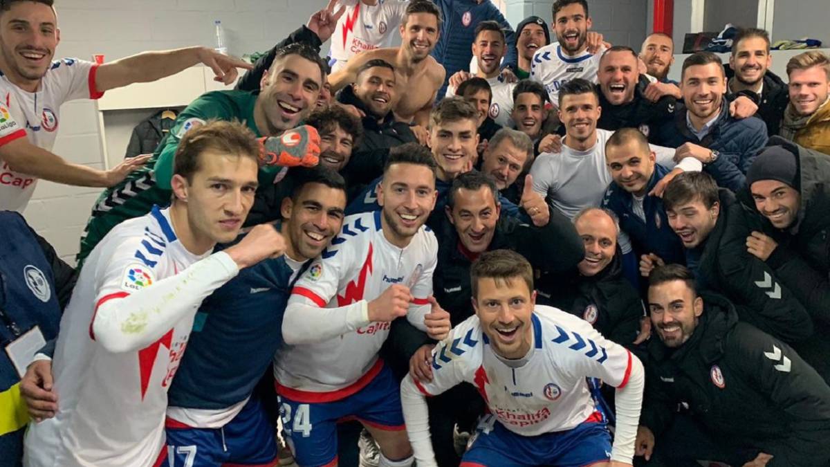 Jugadores del Rayo Majadahonda celebra con sus nuevos compañeros el triunfo del Rayo Majadahonda ante el Nàstic.