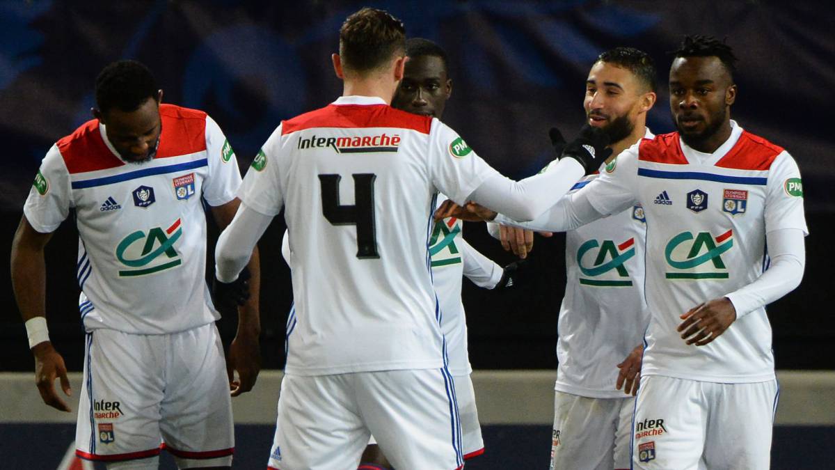 Los jugadores del Lyon celebran un gol