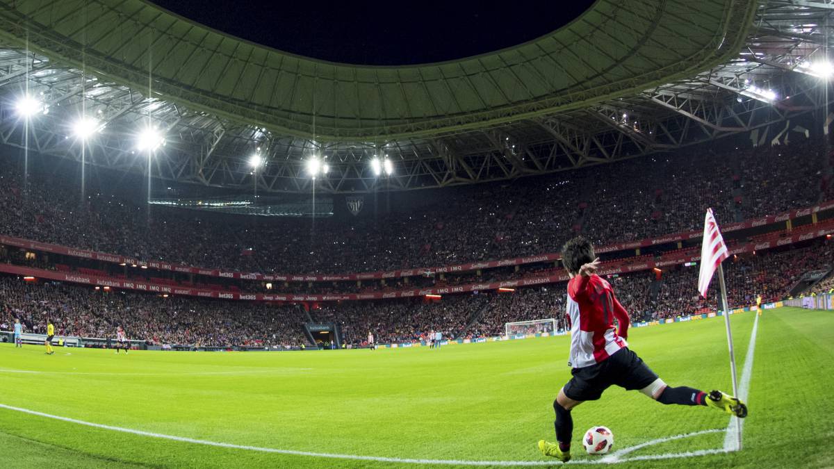 Impresionante imagen de San Mamés con sus gradas llenas para presenciar el partido de Copa de la Reina entre el Athletic y el Atlético de Madrid. Fue el miércoles 30 de enero, un día histórico para el fútbol femenino y un récord: 48.121 asistentes.