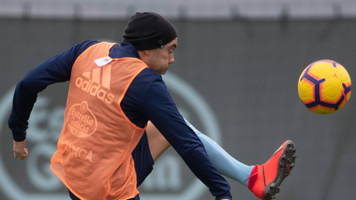 Iago Aspas golpea el balón durante un entrenamiento del Celta en las instalaciones de A Madroa.