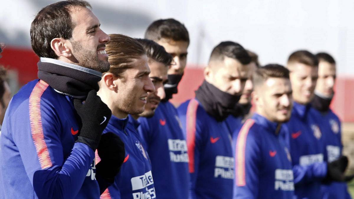 Godín y Filipe, que el sábado podrían jugar su último derbi, en primer plano en un entrenamiento del Atlético de Madrid.