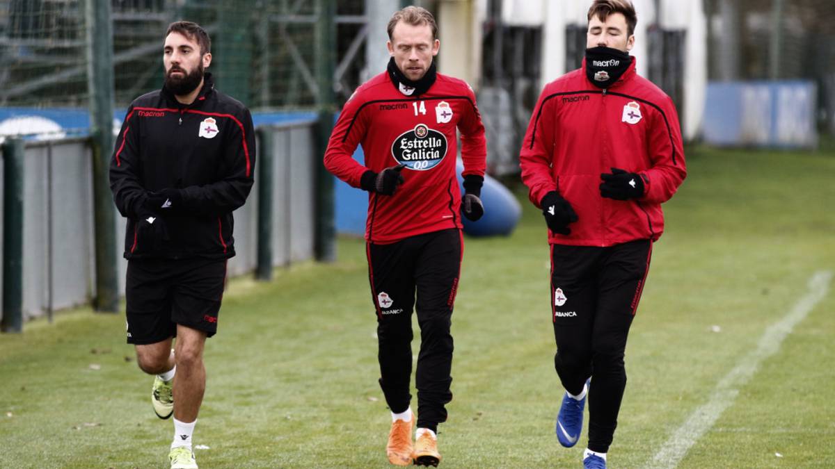 Krohn-Dehli junto a Saúl y el recuperardor en el entrenamiento de este domingo en Abegondo.